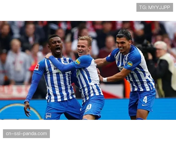 比赛花絮：柏林赫塔小球迷冲入场内拥抱偶像，被保安礼貌带离